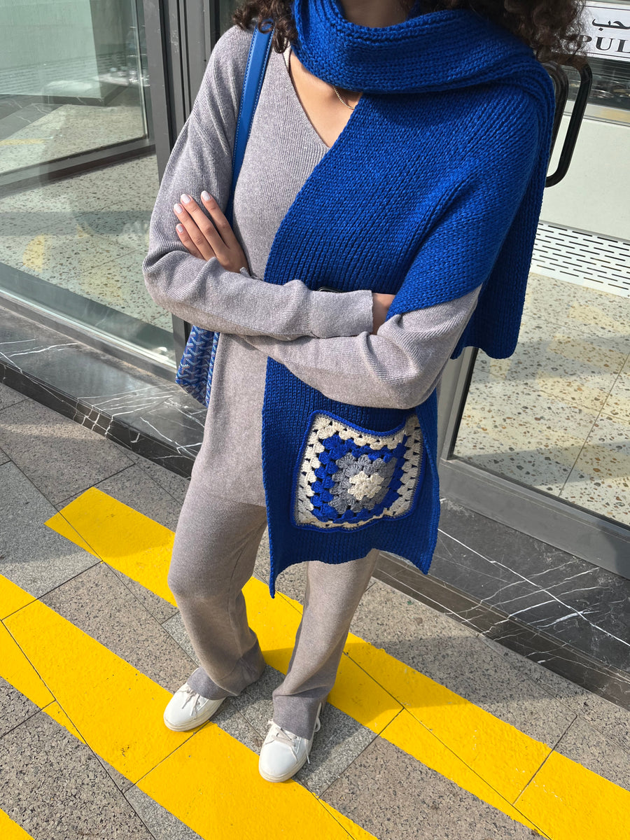 Handmade knit pocket scarf - Royal Blue