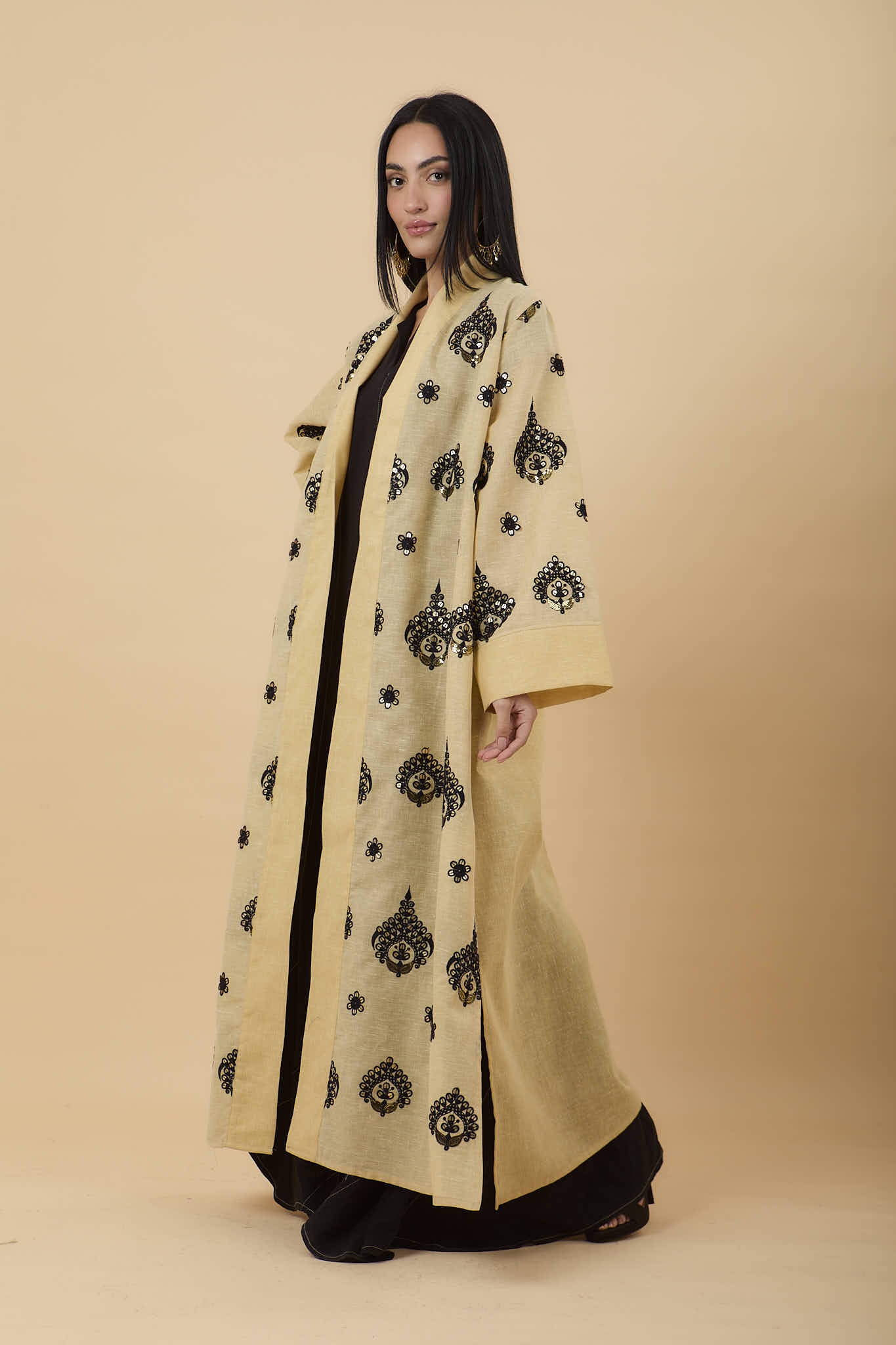 Beige Embro applique kaftan - nahlaelalfydesigns